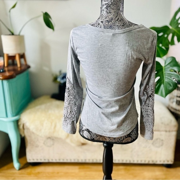 🏷️ 4/$25 Gray Cotton Shirt with 3/4 Sleeves & Lace Detail - Picture 3 of 5